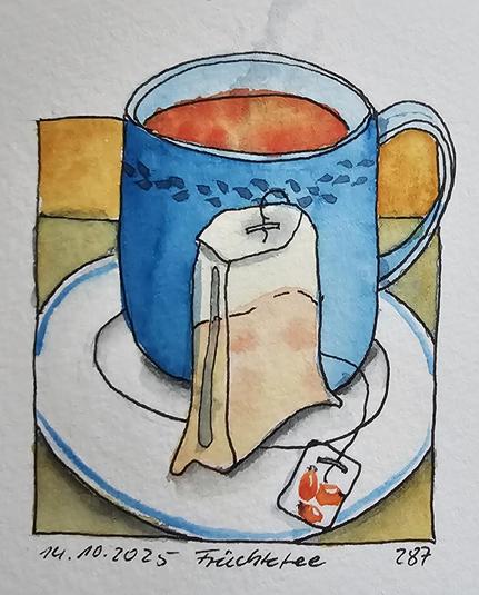 Aquarellskizze: Eine blaue Tasse steht auf einer weißen Untertasse. Davor steht ein Teebeutel, dessen kleines Anhängeschild Hagebutten zeigt. In der Tasse dampft frisch gezogener Tee. Die Tasse ragt oben und rechts aus dem umrandenden Quadrat.