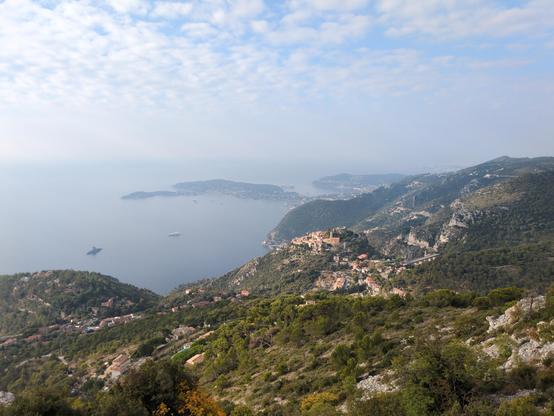 Blick von einem Berg auf das Mittelmeer, ein Bergdorf und eine zerklüftete Küste.