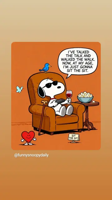 Snoopy als Joe Cool sitzt im Lehnsessel, ein Glas Rotwein in der Pfote, neben ihm auf dem Couchtisch eine Schüssel Popcorn. Am Sessel lehnt ein Gehstock, vor dem Sessel ein kleines Schild: 'sit the sit'
Text in einer Sprechblase: I've talked the talk and walked the walk. Now, at my age, I'm just gonna sit the sit.