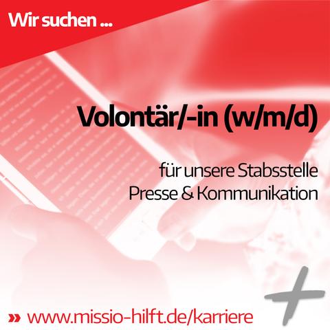 Stellenanzeige mit weiß-rotem Farbverlauf. Text: „Wir suchen ... Volontär/-in (w/m/d) für unsere Stabsstelle Presse & Kommunikation“. Im Hintergrund hält eine Hand ein Tablet. Unten steht: „www.missio-hilft.de/karriere“ mit grauem Kreuz-Symbol rechts.