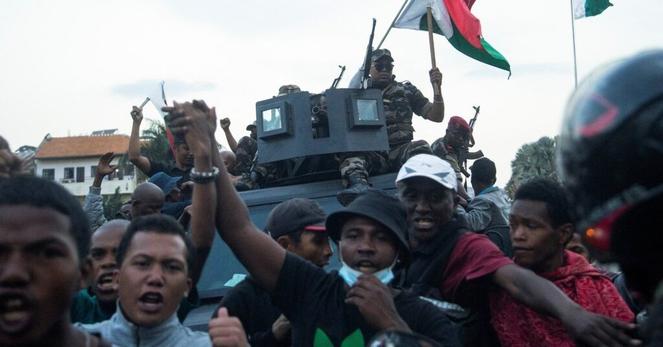 マダガスカルでクーデターの試みと大統領、兵士が抗議デモ支持 | ロイター