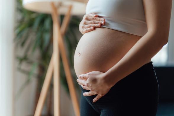 Imagen de archivo de una mujer embarazada tocándose el vientre. (Getty Images)