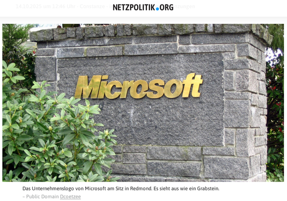 Screenshot von netzpolitik.org. Das Unternehmenslogo von Microsoft am Sitz in Redmond. Es sieht aus wie ein Grabstein.