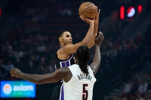 Lakers' Reaves and Ayton Forge Promising Pick-and-Roll in Preseason