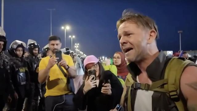 Leigh Evans crying and appealing to Egyptian police officers at the Rafah crossing into Gaza.