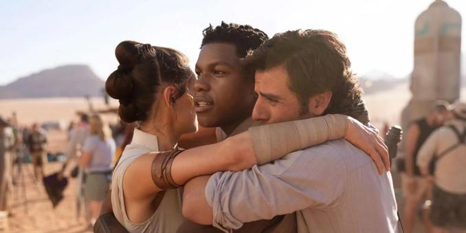 <img alt="Star Wars: come la nuova storia di Rey risolve i problemi della trilogia sequel" class="webfeedsFeaturedVisual wp-post-image" height="900" src="https://i3.wp.com/static0.srcdn.com/wordpress/wp-content/uploads/2019/08/Star-Wars-Rise-of-Skywalker-Rey-Finn-Poe.jpg?w=1600&amp;h=900&amp;fit=crop&amp;w=1600&amp;resize=1600,900&amp;ssl=1" style="display: block; margin-bottom: 5px; clear: both;" title="Star Wars: come la nuova storia di Rey risolve i problemi della trilogia sequel" width="1600" /><div class="starw-prima-del-contenuto_4" id="starw-3534739426"><div id="addendoContainer_Interstitial"></div></div><p>Negli ultimi anni, il franchise di <strong>Star Wars</strong> ha spesso diviso pubblico e critica, soprattutto per le scelte narrative della trilogia sequel. Pur avendo riscosso un enorme successo commerciale — con <em>L’ascesa di Skywalker</em> che ha superato il miliardo di dollari d’incasso globale — la saga non è stata esente da polemiche e critiche, alcune più fondate di altre.</p><div class="starw-contenuto_6" id="starw-2634076524" style="margin-top: 2px; margin-bottom: 2px;"><!-- BOX 300x250 Articolo 1 -->
<div id="addendoContainer_9001" style="width: 300px; height: 250px;">
</div></div>
<p>Tra le contestazioni più ricorrenti figura la gestione dei personaggi principali, in particolare quella di <strong>Rey</strong>, il cui percorso di crescita e i rapporti con Finn e Poe sono stati ritenuti da molti fan poco sviluppati. Tuttavia, un recente prodotto parallel