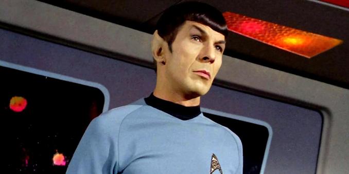 <img alt="L’eredità di Spock: come il Vulcaniano di Leonard Nimoy continua a vivere nelle nuove generazioni di Star Trek" class="webfeedsFeaturedVisual wp-post-image" height="900" src="https://i3.wp.com/static0.srcdn.com/wordpress/wp-content/uploads/2025/10/leonard-nimoy-as-mr-spock-in-star-trek.jpg?w=1600&amp;h=900&amp;fit=crop&amp;w=1600&amp;resize=1600,900&amp;ssl=1" style="display: block; margin-bottom: 5px; clear: both;" title="L’eredità di Spock: come il Vulcaniano di Leonard Nimoy continua a vivere nelle nuove generazioni di Star Trek" width="1600" /><div class="starw-prima-del-contenuto_4" id="starw-3976416484"><div id="addendoContainer_Interstitial"></div></div><p>Il personaggio di <strong>Mr. Spock</strong>, interpretato da <strong>Leonard Nimoy</strong>, è da sempre il cuore pulsante dell’universo di <em>Star Trek</em>. Con la sua logica impeccabile, il suo approccio razionale e il celebre saluto vulcaniano, Spock è diventato un’icona della cultura popolare, capace di trascendere i confini della fantascienza. La sua figura ha incarnato l’ideale di equilibrio tra mente e cuore, tra scienza e umanità, diventando un modello di introspezione, curiosità e sacrificio per il bene collettivo.</p><div class="starw-contenuto_6" id="starw-552545934" style="margin-top: 2px; margin-bottom: 2px;"><!-- BOX 300x250 Articolo 1 -->
<div id="addendoContainer_9001" style="width: 300px; height: 250px;">
</div></div>
<p>Il legame con il <strong>capitano James T. Kirk</strong>, interpret