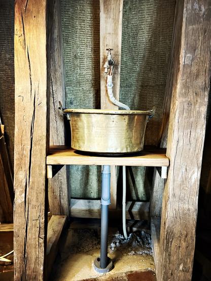Installation du lavabo dans le salon de la Tour Beurdelaine