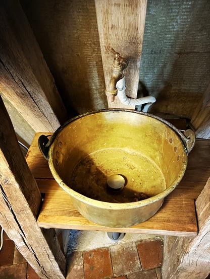Installation du lavabo dans le salon de la Tour Beurdelaine