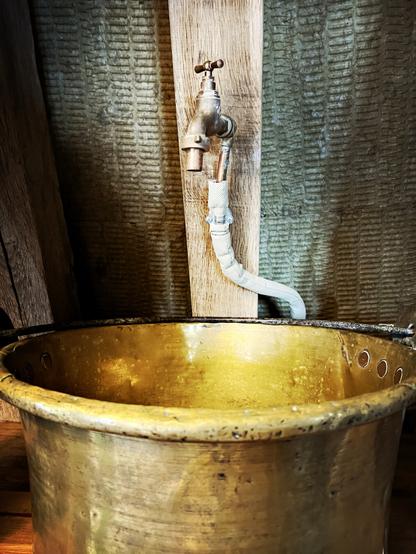 Installation du lavabo dans le salon de la Tour Beurdelaine