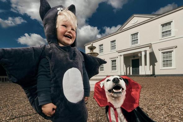 Un niño con un perro con una capa de Drácula (ZARA)