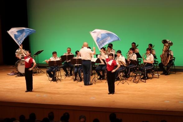 軽快に演奏、詐欺防止も呼びかけ　県警音楽隊によるコンサート―伊豆中央署 / 伊豆新聞デジタル