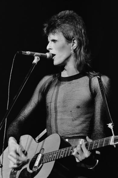 David Bowie (* 8. Januar 1947 als David Robert Jones in London; † 10. Januar 2016 in New York City) war ein britischer Musiker, Sänger, Produzent und Schauspieler. In seiner annähernd 50 Jahre dauernden Karriere war er mit 26 Studioalben und rund 140 Millionen verkauften Tonträgern einer der kommerziell erfolgreichsten und einflussreichsten Musiker der Rock- und Popmusik.[1] wiki 🖖