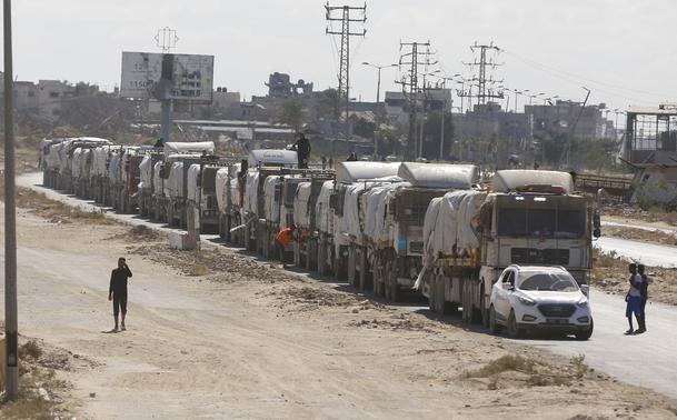 Camiones con ayuda humanitaria llegan a Gaza a través del cruce fronterizo de Kissufim, en Israel, este martes.