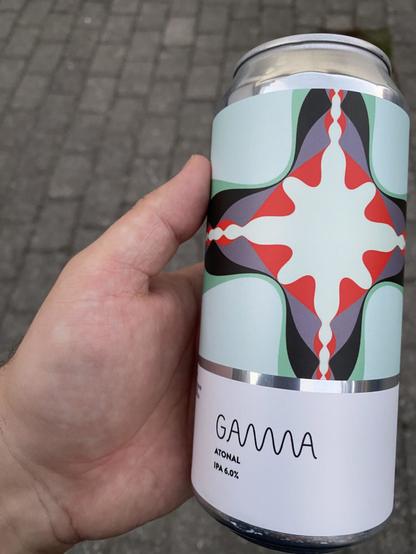 Ugens øl - Gamma Atonal - holdes op over nogle fliser