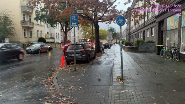 Ab der letzten Kreuzung zur Hildesheimer Straße -wieder 50km/H und Der Benutzungspflicht Radweg - ohne Dooring Zone zum Abgestellt Auto- Auto dürfen offensichtlich unmittelbar abgestellt werden-