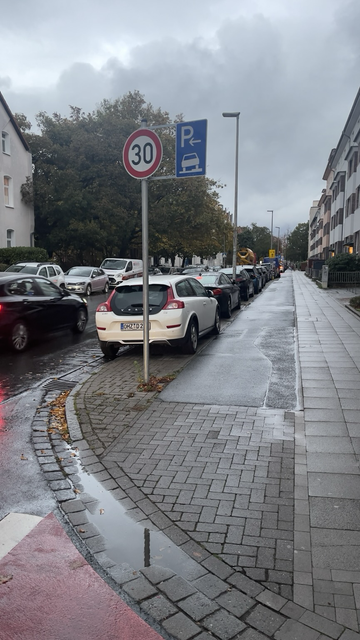 Schmaler Fußweg - Unmittelbar Parken zum Radweg angeordnet