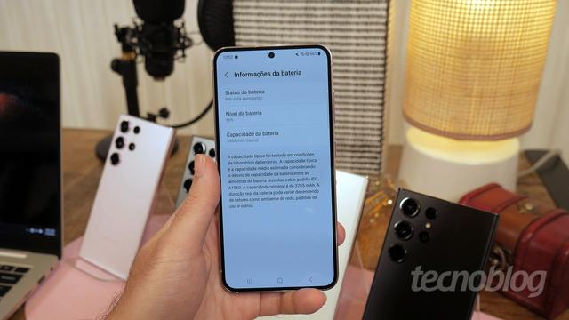 <figure class="wp-block-image size-large wp-lightbox-container"><img alt="Imagem mostra um smartphone Samsung sendo segurado em uma mão, com as opções de bateria na tela. Na parte inferior direita, a marca d'água do &quot;tecnoblog&quot;." class="wp-image-669981" height="596" src="https://files.tecnoblog.net/wp-content/uploads/2023/01/galaxy-s23-bateria-1060x596.jpg" width="1060" /><button class="lightbox-trigger" type="button">
			<svg fill="none" height="12" viewBox="0 0 12 12" width="12" xmlns="http://www.w3.org/2000/svg">
				<path d="M2 0a2 2 0 0 0-2 2v2h1.5V2a.5.5 0 0 1 .5-.5h2V0H2Zm2 10.5H2a.5.5 0 0 1-.5-.5V8H0v2a2 2 0 0 0 2 2h2v-1.5ZM8 12v-1.5h2a.5.5 0 0 0 .5-.5V8H12v2a2 2 0 0 1-2 2H8Zm2-12a2 2 0 0 1 2 2v2h-1.5V2a.5.5 0 0 0-.5-.5H8V0h2Z" fill="#fff">
			</svg>
		</button><figcaption class="wp-element-caption">One UI 8.5 pode introduzir função que poupa bateria durante baixo uso (foto: Paulo Higa/Tecnoblog)</figcaption></figure>


<details class="tb-resumo tb-callout padrao">
    Resumo
    <div class="tb-resumo-topicos tb-callout-texto"><ul>
<li>A One UI 8.5 pode ganhar uma nova função que ajustará o desempenho da rede via IA, analisando hábitos do usuário para economizar bateria.</li>
<li>O recurso usaria a Personal Data Intelligence, que processa dados localmente, sem envio para a nuvem.</li>
<li>Segundo rumores, a próxima atualização de interface da Samsung deve trazer mais soluções de IA para conectividade e rede.</li>
</ul>
</div>
</details>


<p>Um novo recurso 