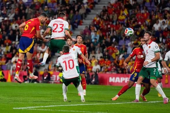 Mikel Merino marca su segundo gol de cabeza ante Bulgaria.