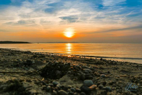 Herbststimmung an der Ostsee und auch im Hinterland der Insel Usedom.
Frisch ist es geworden, aber ein solcher Ausblick lohnt sich immer. Warme Farbe, die See ruhig und ein Sonnenuntergang mit pastellorange bis hellblauer Farbverlauf.
Strandspaziergang?