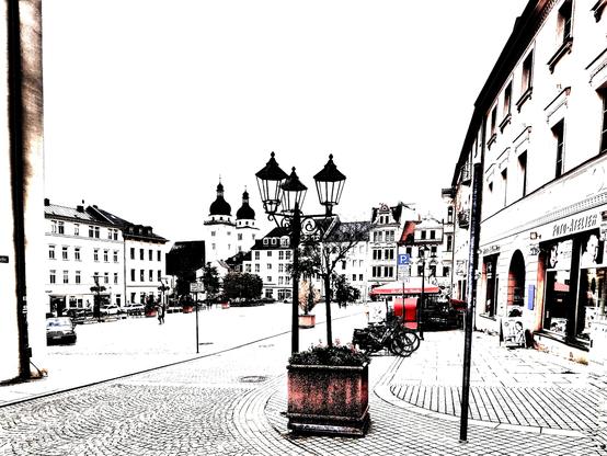 Altmarkt in Plauen mit reduzierten Farben und hartem Kontrast. Links und rechts Häuserzeilen, in der Mitte eine Laterne, am Horizont die Türme von St. Johannis.