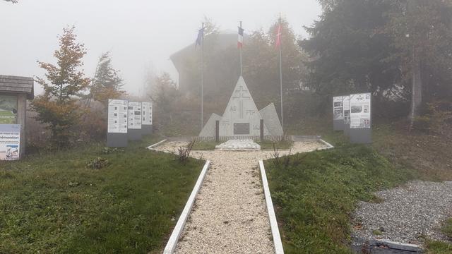 Foto van een memorial die lokale Franse bevolking herdenkt die een bijdrage leverden aan bevrijding in WO2