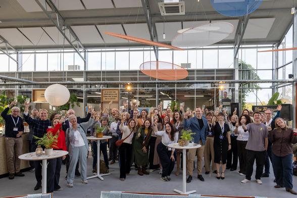 Groepsfoto van de aanwezigen bij het 30-jarig jubileum van Kunstgebouw.