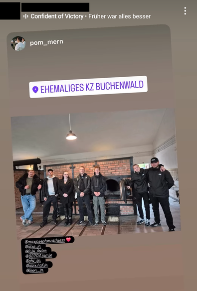 Screenshot eine Instragram-Story. Der Accountname wurde geschwärzt. Darunter ist die untelegte Musik "Früher war alles besser" von "Confident of Victory" zu sehen. In der Story wurde eine Story vom Account "pom_mern" geteilt. In dieser ist ein Foto der JN-AktivistInnen vor den Verbrennungsöfen des Krematorium im ehemaligen KZ Buchenwald zu sehen. Eine Person macht einen Daumen hoch und eine andere hält die Tür von einem Ofen. Darüber steht "Ehemaliges KZ Buchenwald" und darunter sind einige Accounts der JN Thüringen verlinkt.