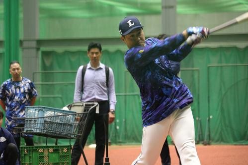 スイングスピードを測定する西武渡部聖（撮影・金子真仁）