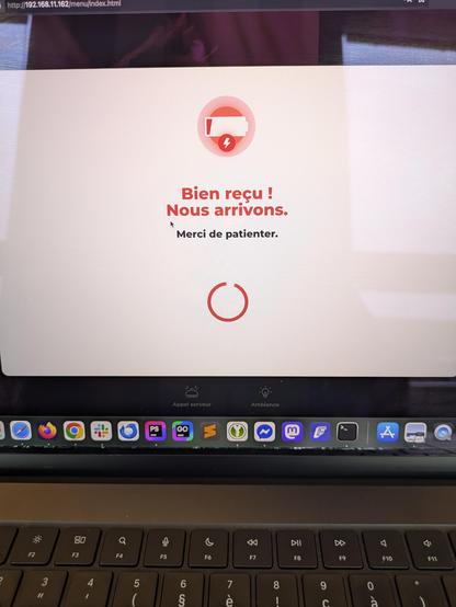 Un écran de mac où le docker est visible. Il y a un navigateur d'ouvert avec le message "Bien reçu ! Nous arrivons."