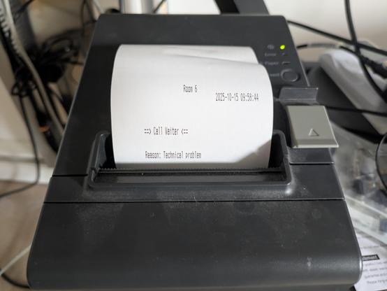 Une imprimante comme dans les bars pour les commandes. Un ticket est sorti et correspond à la demande dans l'image précédente "call waiter"