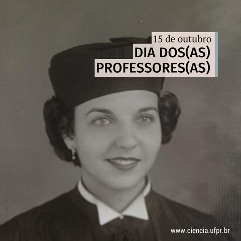 Cartão com foto em preto e branco, antiga, de uma mulher branca, jovem, de olhos claros, cabelos pretos curtos ondulados cortados na altura das orelhas, sorrindo para a câmera enquanto usa uma espécie de beca de formatura e um chapéu. O retrato é de Zelia Milléo Pavão, professora aposentada da Universidade Federal do Paraná falecida em 2021, aos 93 anos. Sobre o cartão estão: a chamada "15 de outubro, Dia dos Professores"; e o site da revista Ciência UFPR (www.ufpr.br). A foto é de acervo familiar.