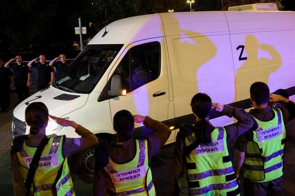 Convoy con los cuerpos de los últimos cuatro rehenes israelíes entregados por Hamás, este miércoles.
