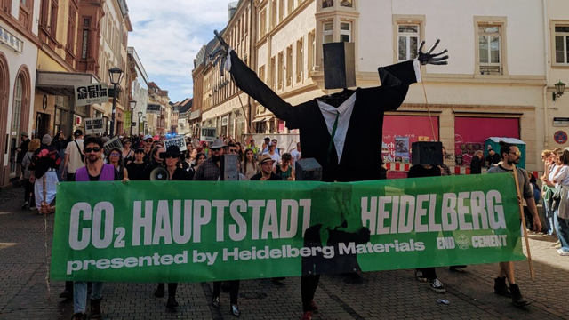 CO2 Hauptstadt Heidelberg. Transparent von Demonstration in Heidelberg gegen Heidelberg-Zement bzw. Heidelberg Materials