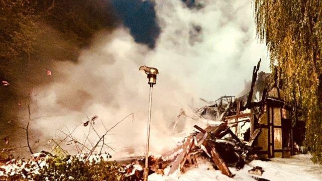 Sommerhaus in Flammen: Ermittler erzielen erste Untersuchungserfolge – Gerüchteküche brodelt
