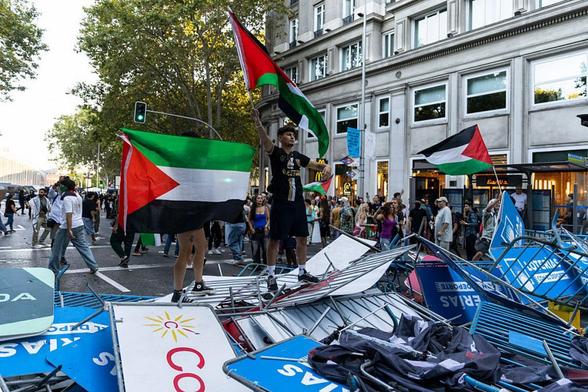 Manifestantes a favor de Palestina, durante la última etapa de la Vuelta a España (Pablo Blazquez Dominguez)