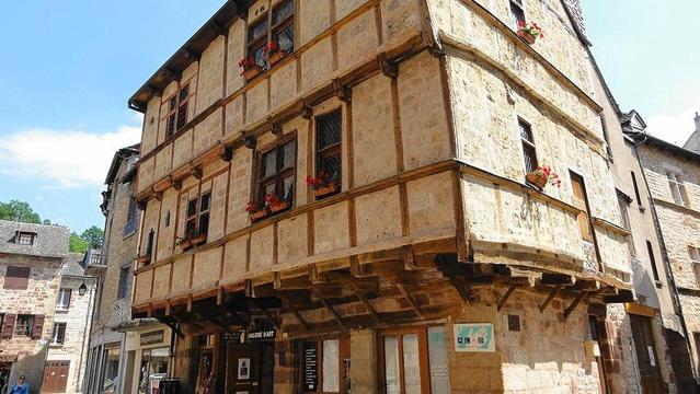 Maisons à pans de bois à #LaCanourgue (#Lozère) Ville royale depuis la seconde moitié du XIIIe siècle, le bourg était un important lieu de passage et d'échanges au Moyen Age. Ces deux maisons accolées présenten...
Suite 👉 https://monumentum.fr/monument-historique/pa00125497/la-canourgue-maisons-a-pans-de-bois
#Patrimoine #MonumentHistorique
Photo CC-BY-SA 4.0 : Reby jf