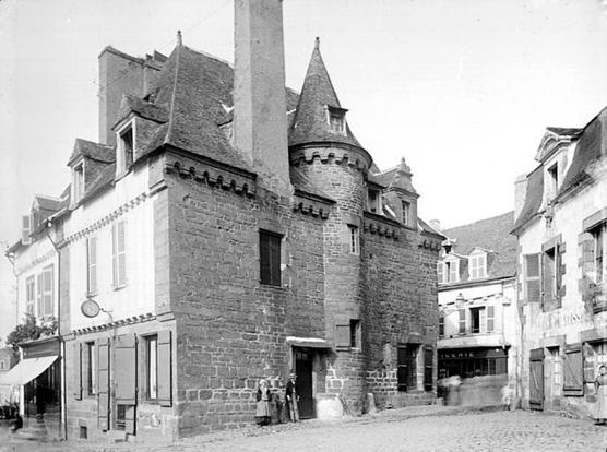 Maison à #Hennebont (#Morbihan) Façade en granit avec pans de bois et tourelle dont la partie supérieure se dégage en entier sur la toiture. Corniche rappelant les mâchicoulis. Lucarne Renaissance. Construction...
Suite 👉 https://monumentum.fr/monument-historique/pa00091283/hennebont-maison
#Patrimoine #MonumentHistorique
Photo CC-BY-SA 4.0 : .Félix Martin-Sabon (1846-1933)