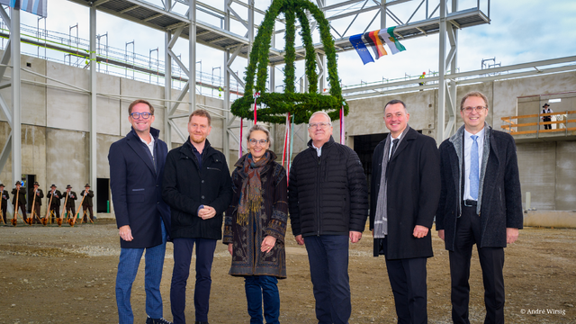 Gruppenfoto von Jan-Hendrik Goldbeck, geschäftsführender Gesellschafter Goldbeck GmbH, Sachsens Ministerpräsident Michael Kretschmer, TUD-Rektorin Prof.in Ursula Staudinger, Torsten Ruban-Zeh, Oberbürgermeister der Stadt Hoyerswerda, Udo Witschas, Landrat des Landkreises Bautzen, und Prof. Günther Prokop, Professur für Kraftfahrzeugtechnik an der TUD (v.l.n.r.).