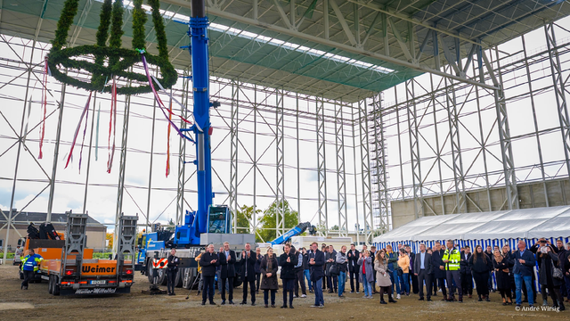 Fotoaufnahme von den Feierlichkeiten des Richtfestes auf der Baustelle des Smart Mobility Labs in der Lausitz.