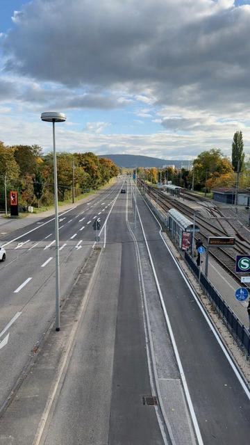 Herrenalber Straße von der Battstraße in Rüppurr in Richtung Ettlingen. Foto zeigt den neuen von der Straße abgetrennten Radweg.