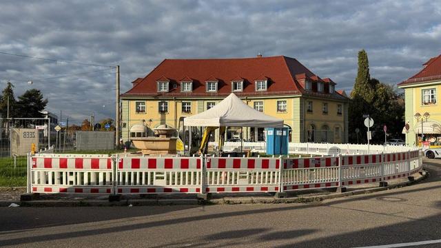 Foto des Ostendorplatzes mit dem Brunnen in der Mitte. Darum ist eine rot-weiße Absperrung auf Grund der Baustellt.
