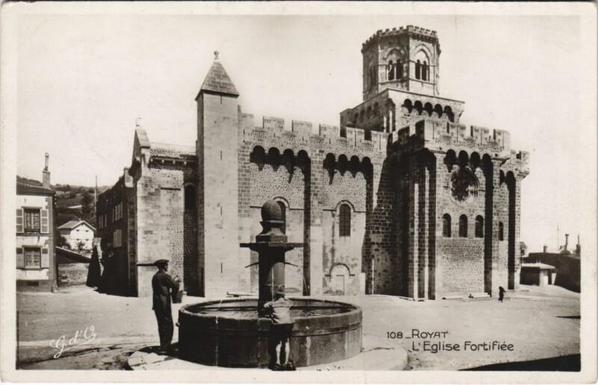 Royat Eglise Fortifiee à #Royat (#PuyDeDôme)  #CartePostaleAncienne 👉 https://cartorum.fr/carte-postale/737034/royat-royat-eglise-fortifiee