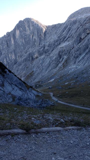 Blick auf die karge Nordwand der Alpspitze/Bernadeinkopf