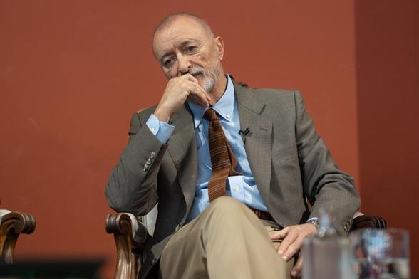 El escritor Arturo Pérez-Reverte, durante la presentación del monumento al Capitán Alatriste, en la Real Academia de la Lengua Española, el 14 de octubre de 2025 en Madrid, España. (Europa Press via Getty Images)