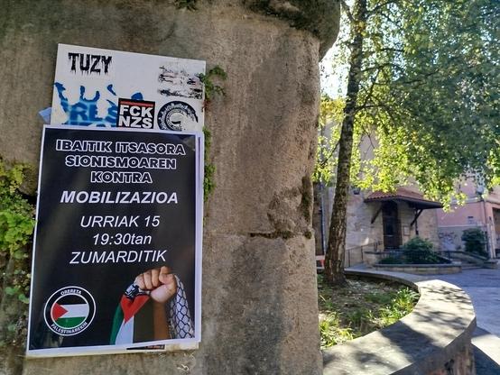 Madalenako rrmitaren plazan, pareta batean Palestinaren aldeko mobilizaziora deia.