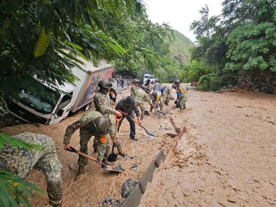 Militares en auxilio a la poblacion