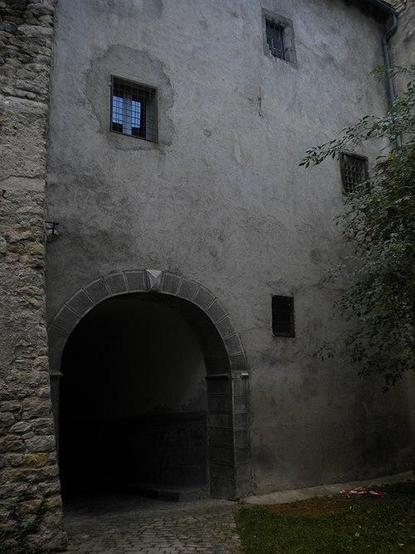 Immeuble à #Mende (#Lozère) Ancien hôtel particulier XVIIIe siècle de la famille Malgloire de Salles, puis hôtel Barbot. Dénommé Chanterone par les familles qui le possèdent actuellement. Bâtie contre le rempar...
Suite 👉 https://monumentum.fr/monument-historique/pa00103865/mende-immeuble
#Patrimoine #MonumentHistorique
Photo CC-BY-SA 4.0 : ShreCk