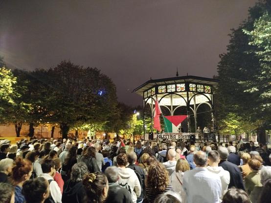 Zumardia jendez beteta, kioskoan Palestinako bandera handi bat.