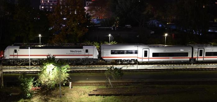 ICE-L direkt von der Seite.